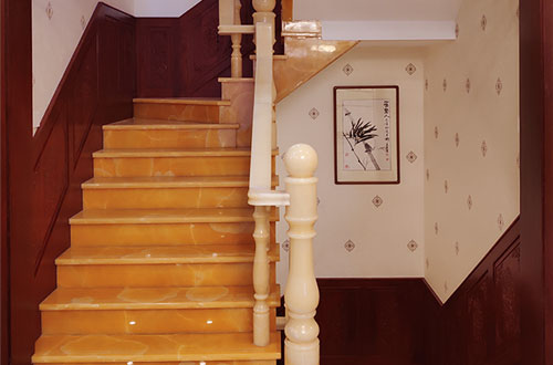 东坡中式别墅室内汉白玉石楼梯的定制安装装饰效果